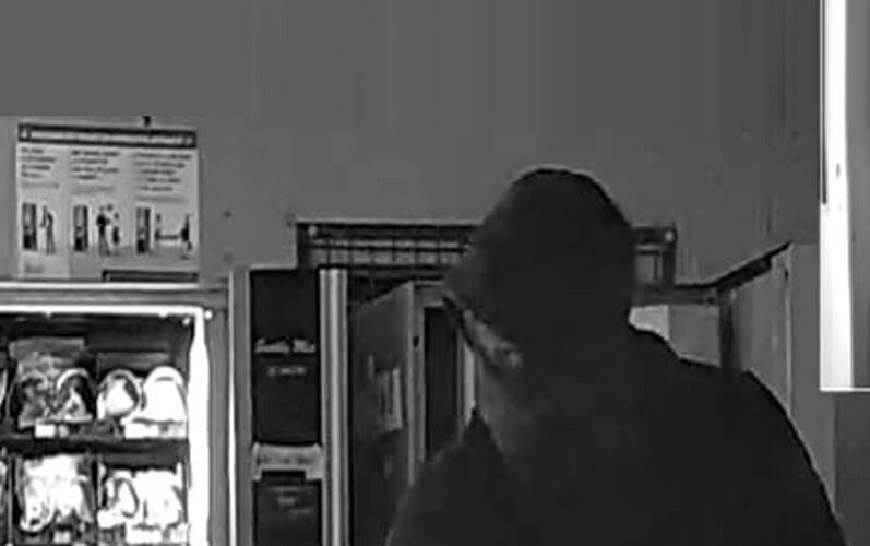 Caltagirone, scassinatore di distributori automatici evade per compiere l’ennesimo colpo