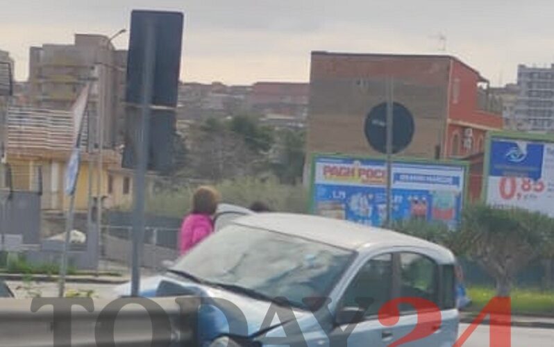 Gela, auto sbanda alla rotatoria e finisce contro il guardrail. Giovane donna soccorsa dal 118