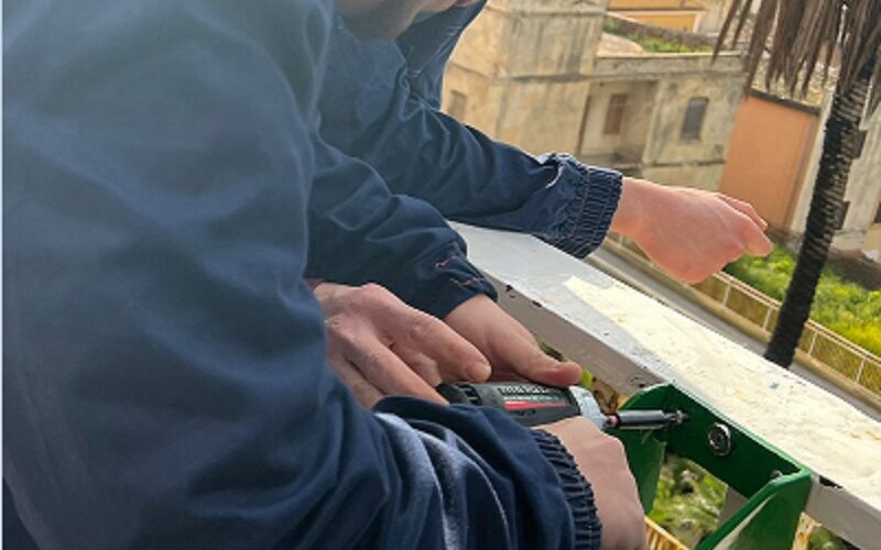 Gela, studenti scuola per saldatori realizzano e donano posacenere colorati
