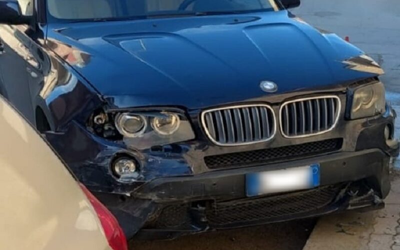 Niscemi, impatto all’incrocio di via Gramsci. Contuse 3 persone, autovettura finisce contro muro