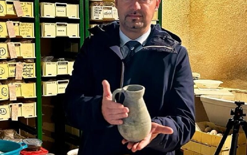 Gela, importanti reperti emergono durante uno scavo in via Garibaldi. Rinvenute tracce di antico sito funerario