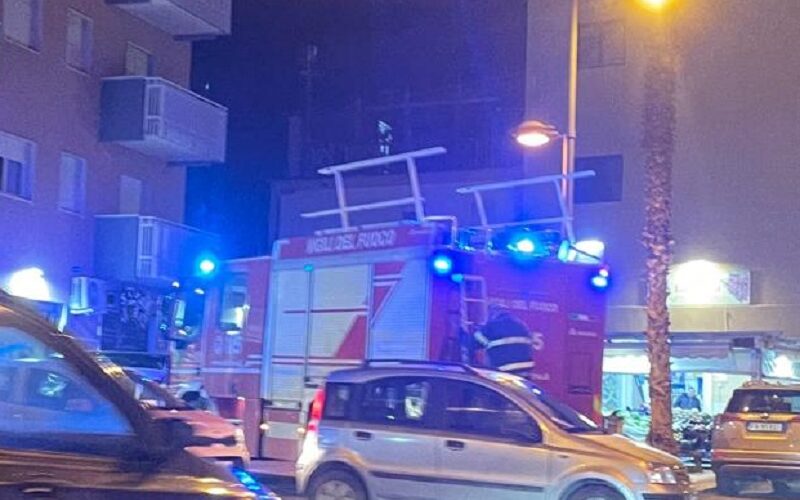 Gela, esce fumo dall’impianto di una pizzeria. Sul posto una squadra dei vigili del fuoco