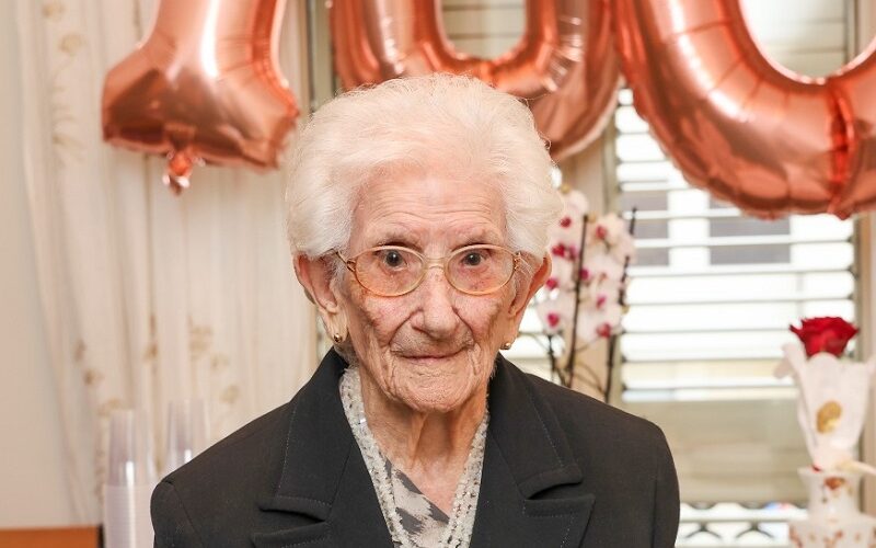 I cento anni di nonna Antonia: una torta, la santa messa e gli auguri del sindaco. Con l’abbraccio di familiari e amici