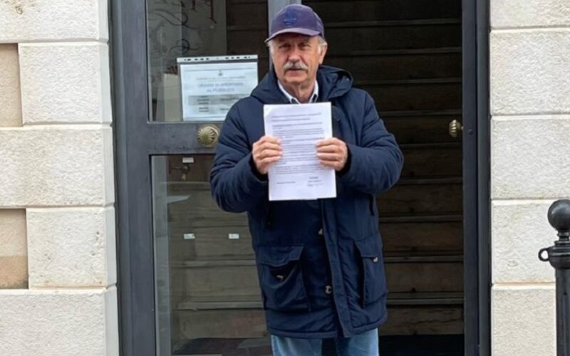 Vallelunga, cittadino protesta: «Lo Stato ci ha abbandonato». E restituisce la scheda elettorale