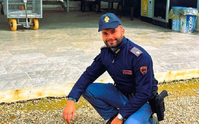 Gela, agente libero dal servizio salva cagnolino sotto la pioggia. Scatta gara di solidarietÃ