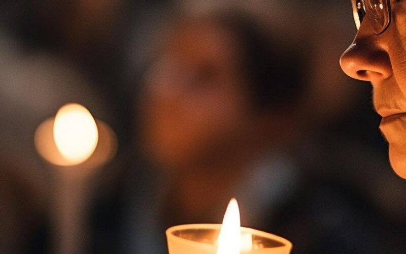 Niscemi si ribella alla lunga scia di femminicidi. Una fiaccolata nel ricordo di Sara e Ilaria