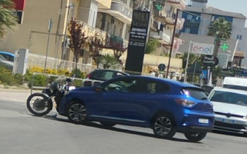 Gela, impatto tra una Renault «Clio» e una motocicletta. Giovane centauro in ospedale