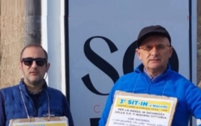 Niscemi: girandola di emozioni al sit in quando arrivano il papà di Aurora e il fratello di Alex