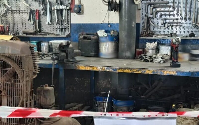 Scoperta officina abusiva, meccanico scaricava olii esausti. Denunciato dalla Polizia Stradale