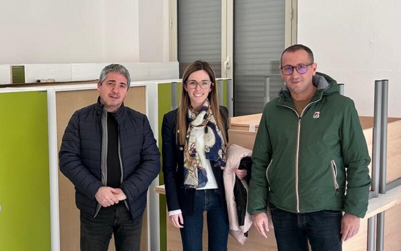 Riesi: banchi, sedie e arredi nelle scuole. In corso la consegna del nuovo materiale