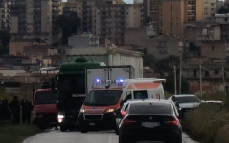 Gela, incidente stradale in via Butera. Minicar finisce nella scarpata, sul posto le ambulanze