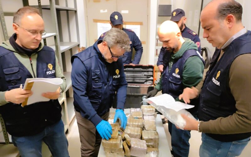 Gela, 19 chili di hashish in un garage. C’era pure la coca. Giovane arrestato