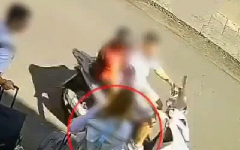 Scippi in scooter: vittime strattonate, ferite e in alcuni casi trascinate. Due ragazzi in arresto
