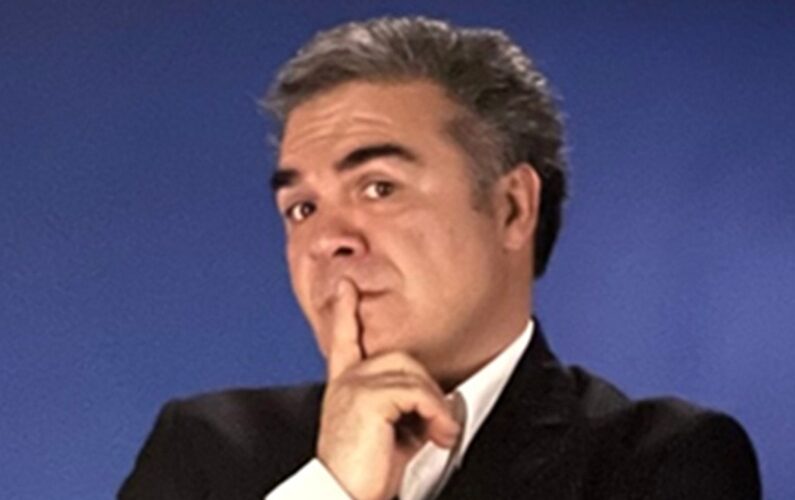 L’attore Franco Neri sul palco del Manfredi, spettacolo di cabaret venerdì a Mussomeli
