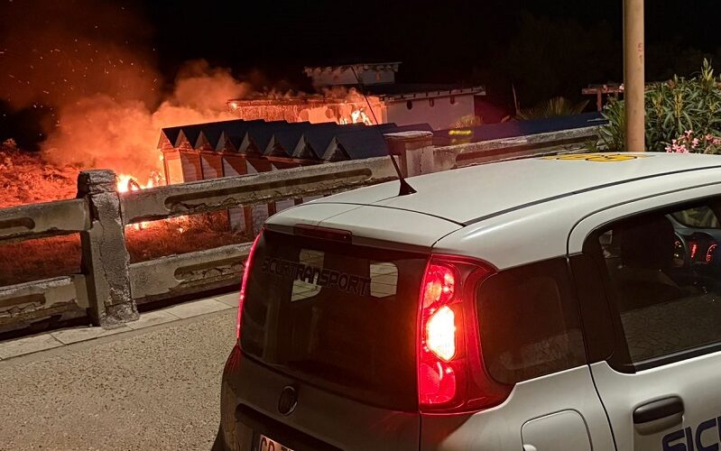Gela, fuoco nella notte sul lungomare. Incendio danneggia il lido Love Beach
