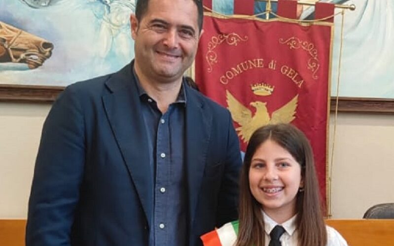 Beatrice, 10 anni, baby sindaca. Oggi la visita in municipio. Ricevuta con i compagni dal primo cittadino