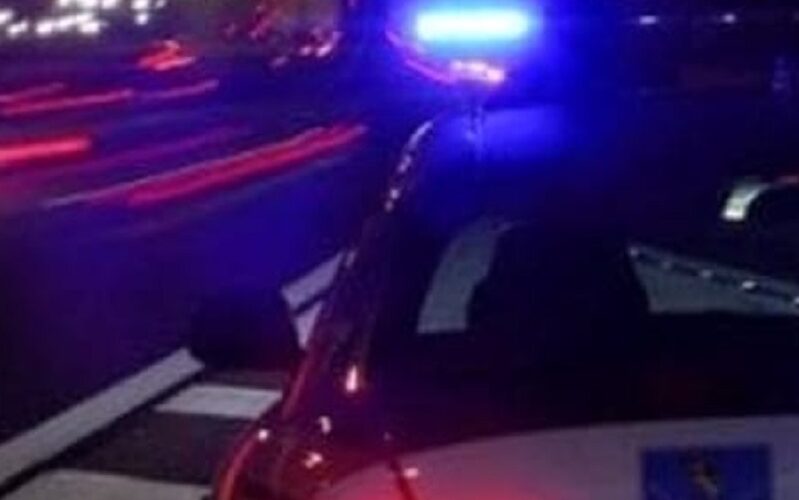 Arraffa confezioni di sushi e formaggio, poi colpisce il responsabile del supermercato