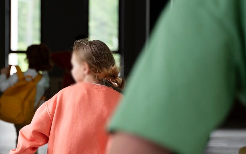 Gela: «avances fisiche» a una ragazzina, indagato un collaboratore scolastico