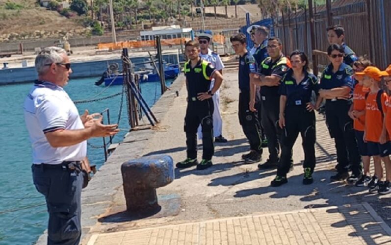 Gela, giovani partecipanti al campus della Protezione Civile visitano la Capitaneria di Porto