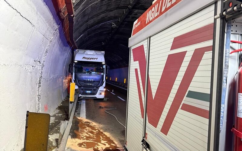 Tir sbatte contro il guardrail e buca il serbatoio. Bloccato il traffico, strada chiusa