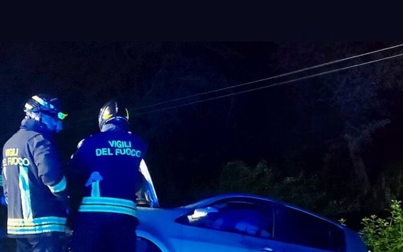 Gela, auto in bilico pericolosamente su un terrapieno. Donna travolta in via Venezia