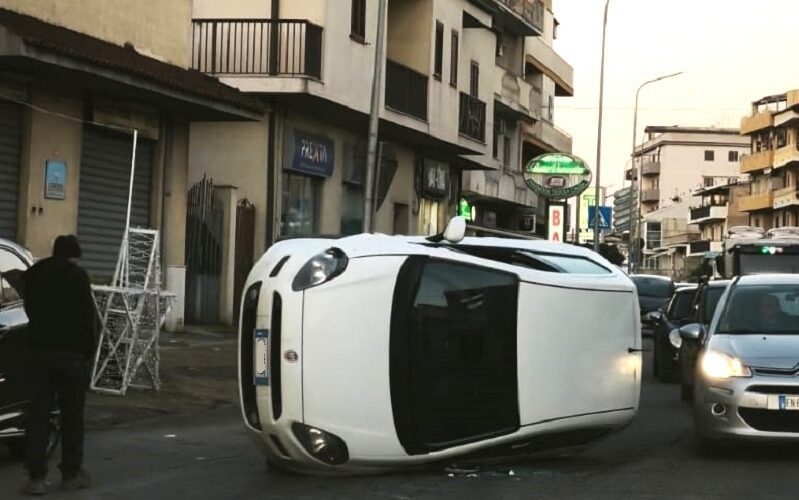Gela: incidente in via Venezia, Fiat «Punto» si ribalta su un fianco. Sul posto i soccorsi