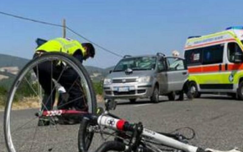 Gela, trascinato da un autocarro per diversi metri. Resta illeso, per molti è già «miracolo»