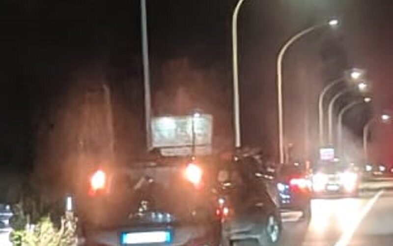 Gela, auto sbanda nella notte e finisce contro guardrail. Incidente stradale vicino Roccazzelle