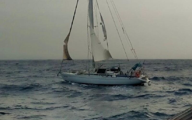 Barca alla deriva a largo delle coste, diportista tratto in salvo da unità Sar
