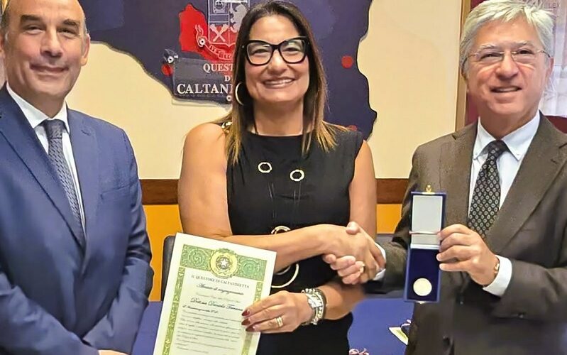 Gela, medaglia e attestato ai poliziotti che hanno lasciato il servizio. Tra emozione e ricordi