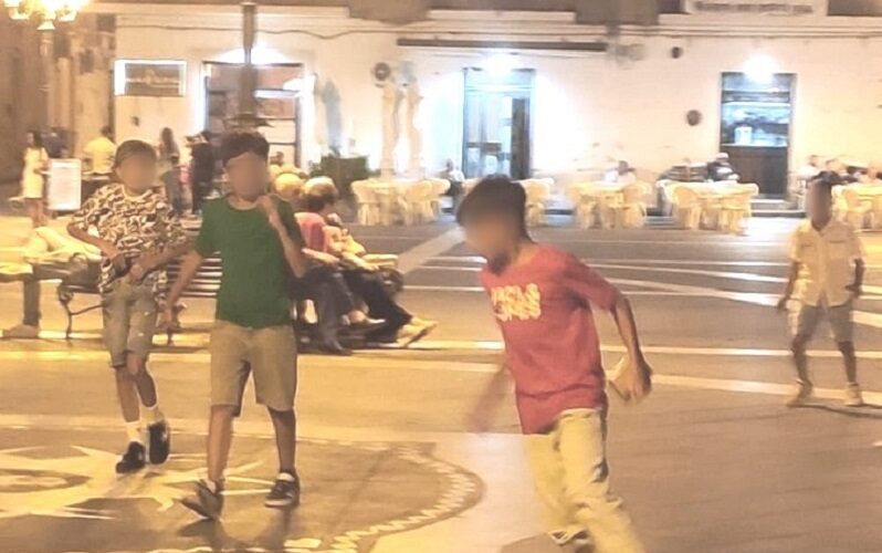 Niscemi, la piazza come campo di calcio e pista per monopattini che sfrecciano veloci