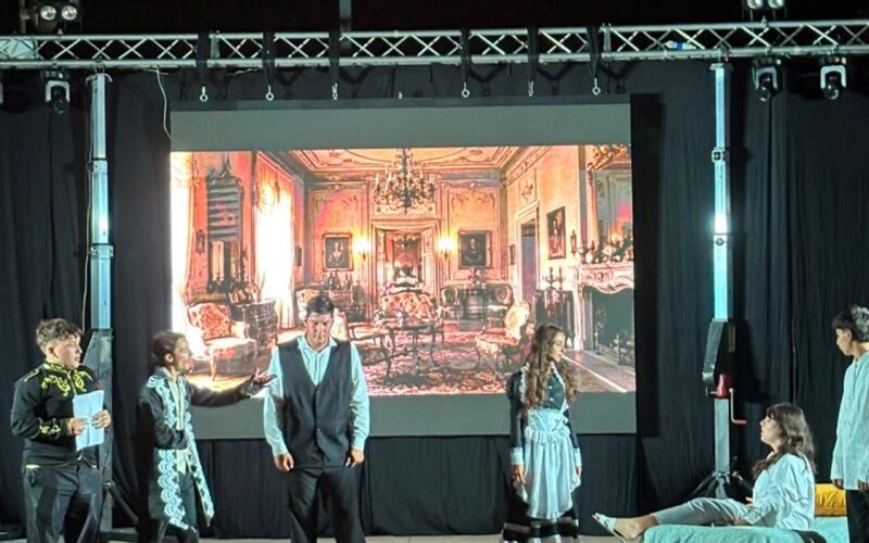 Riesi, De Curtis Show al parco urbano. Musica, danza e cabaret con un finale pirotecnico