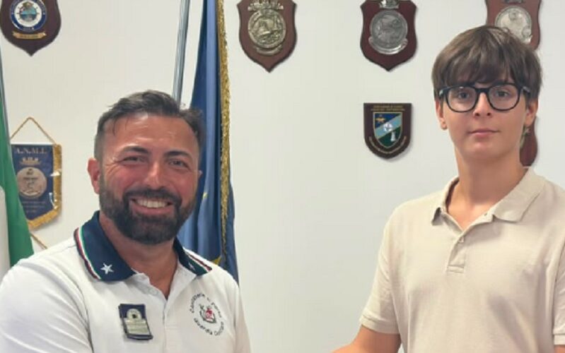 Eroe normale a soli 15 anni: si tuffò in acqua per salvare un anziano intrappolato nell’auto. Premiato oggi in Capitaneria