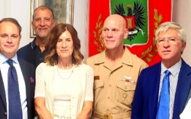 Niscemi, il contrammiraglio Hewitt ospite in municipio. Ricevuto dalle autorità locali