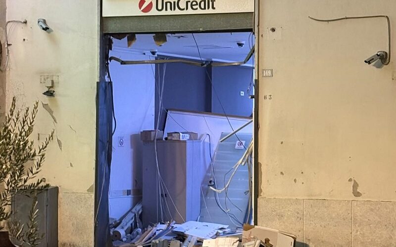 Mazzarino in piazza per la sicurezza, corteo delle Partite Iva dopo i furti con spaccata