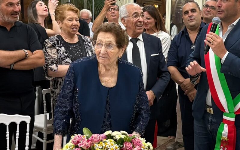 Nonna Filippa festeggia un secolo di vita. Benedizione in chiesa, poi serata al ristorante e torta con 100 candeline