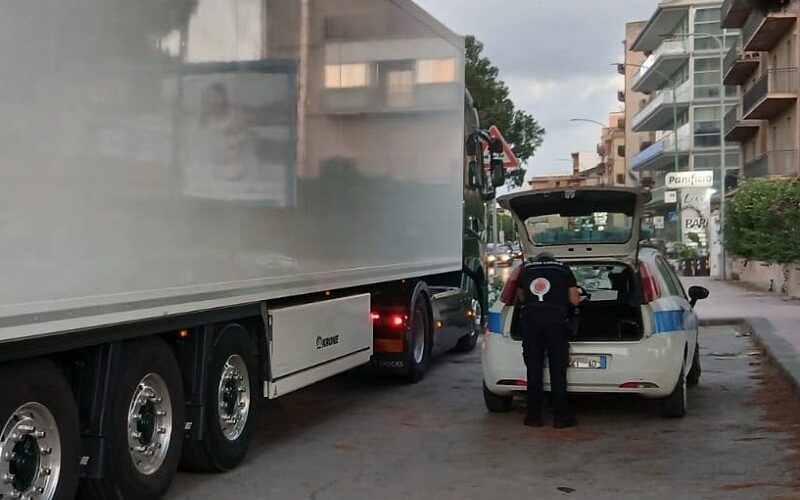 Gela, via Venezia vietata ai mezzi pesanti. Multati 8 autotrasportatori non in regola