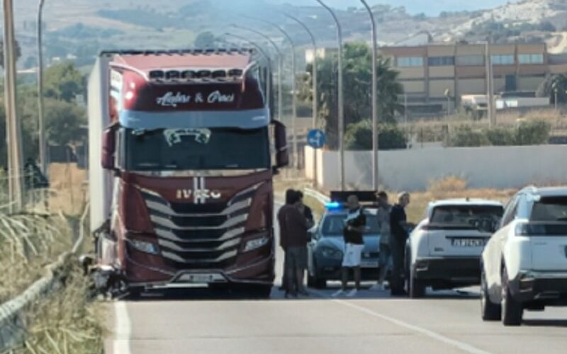Gela, incidente sul rettilineo di Punta Secca, coinvolti autocarro e un suv. Traffico in tilt