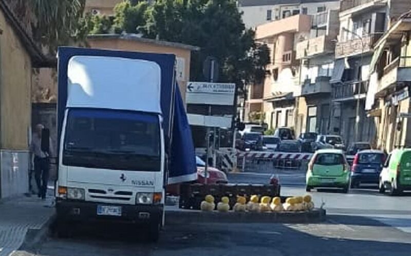 Gela: cataste di ortofrutta in strada, venditori indisciplinati. Controlli della Polizia Locale